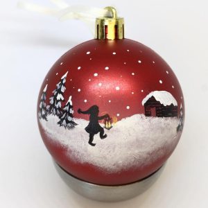 punainen joulupallo talvimaisemalla