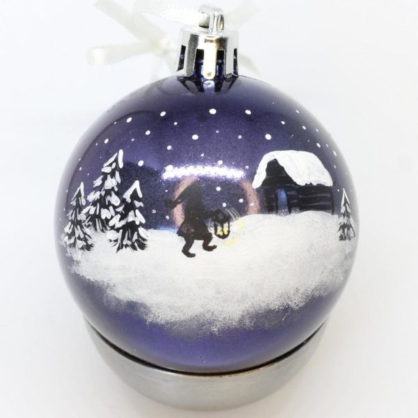 handmålad christmas bauble with a winter scene