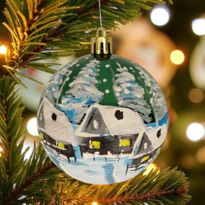 Winter Village - Joulupallo käsinmaalattu - Vihreä muovi - 8 cm